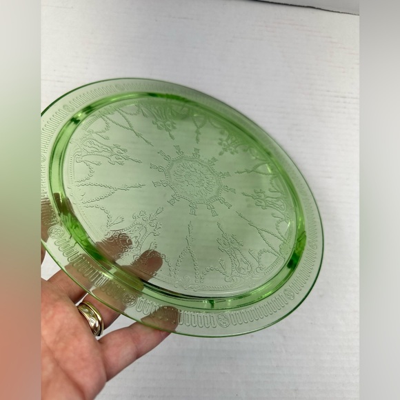 Vintage Green Depression Uranium Glass Etched Cake Plate 10" - Picture 3 of 6